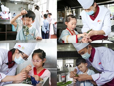 在李锦记希望厨师的协助下，小朋友愉快地体验包粽子的乐趣