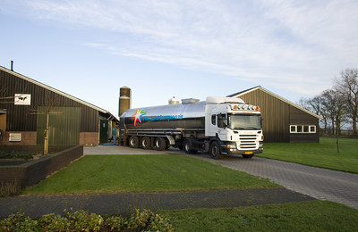 专业奶罐车从牧场收集原奶