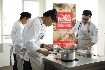 学生们学习制作意大利经典菜式
