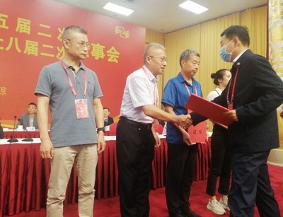 李锦记（新会）食品有限公司副总经理王罡（左二）代表上台接受嘉奖