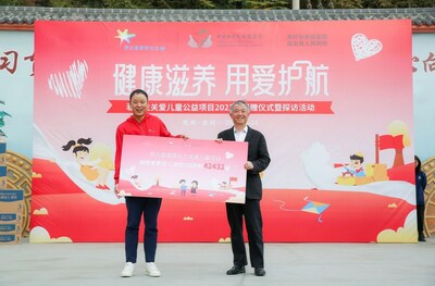 菲仕兰中国高级副总裁杨国超（左一）代表菲仕兰捐赠美素佳儿源悦奶粉